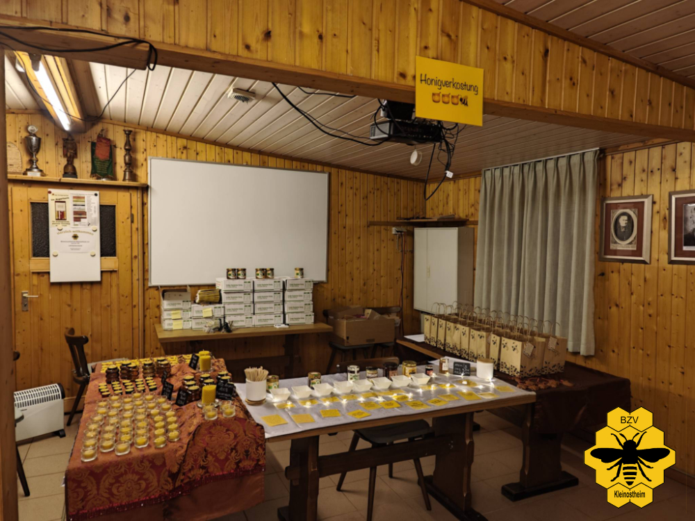 Aufbau des Honigverkostungsstandes mit vielen sortenechten Honigen